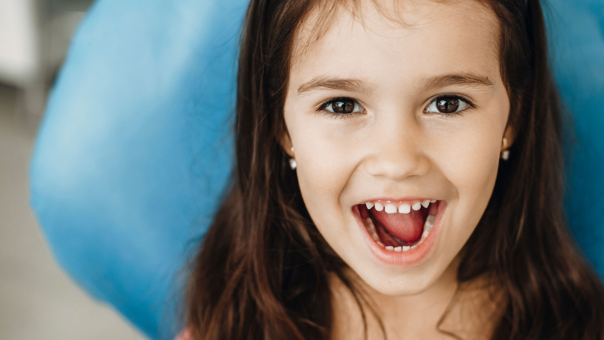 Bambina dal dentista